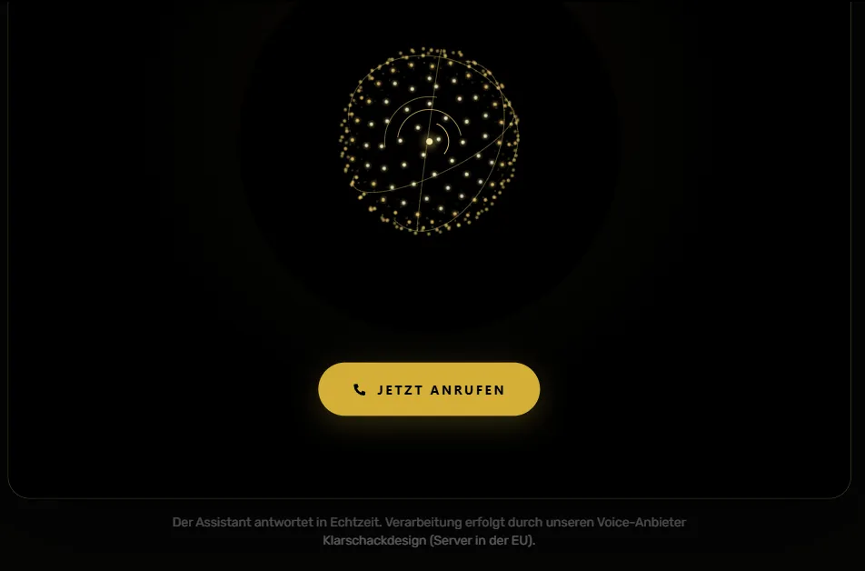 MFit Smart 24/7 Voice-Assistant — goldene Sprach-Orb mit Jetzt-anrufen-Button, live auf mfit-smart.de, gebaut von Klarschackdesign